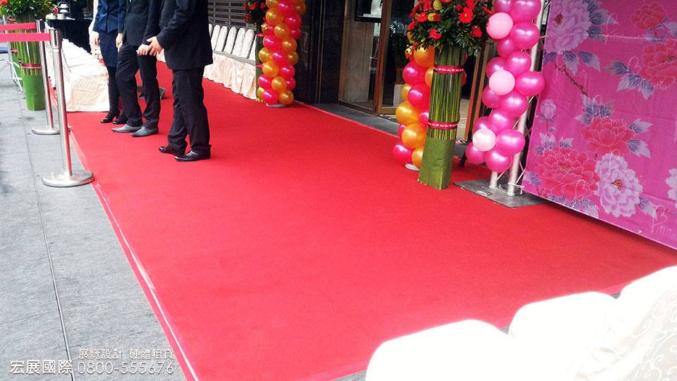 開幕活動紅地毯、紅龍柱與氣球花柱佈置,宏展國際活動佈置