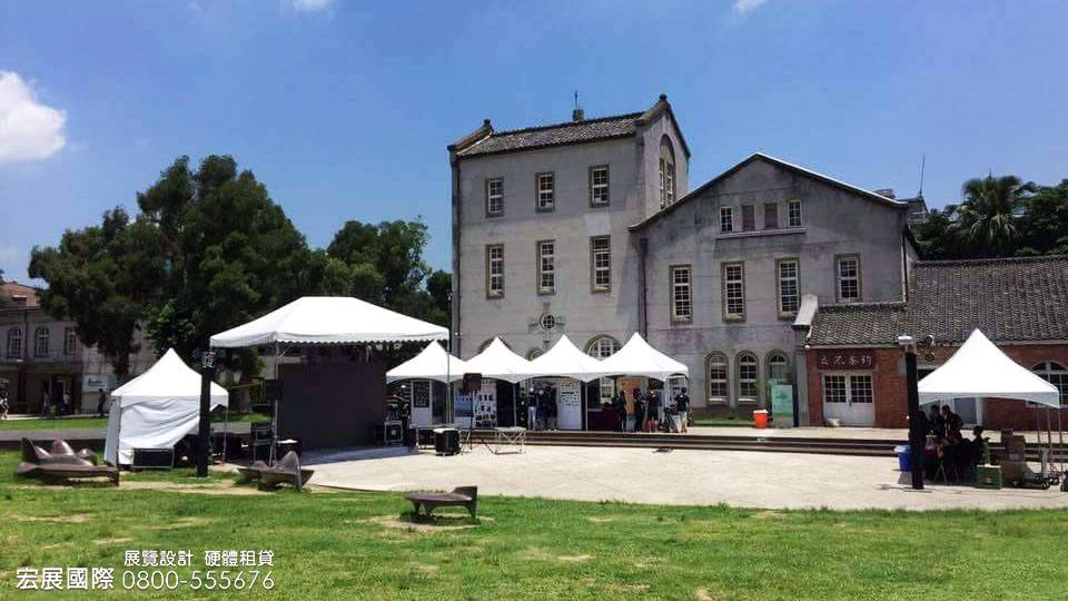 戶外草地活動佈置:多頂白色帳篷搭配舞台區,宏展國際帳篷出租與活動佈置