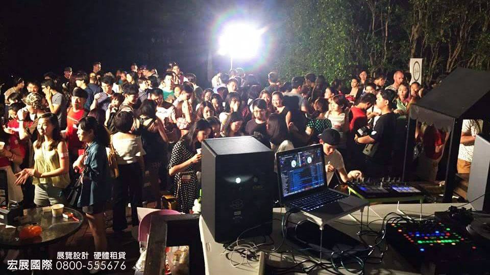 夜間戶外派對DJ混音台、監聽喇叭與燈光設備,宏展國際音響燈光出租