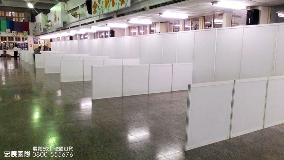 室內展場白色隔板攤位規劃施工,宏展國際展覽隔板出租