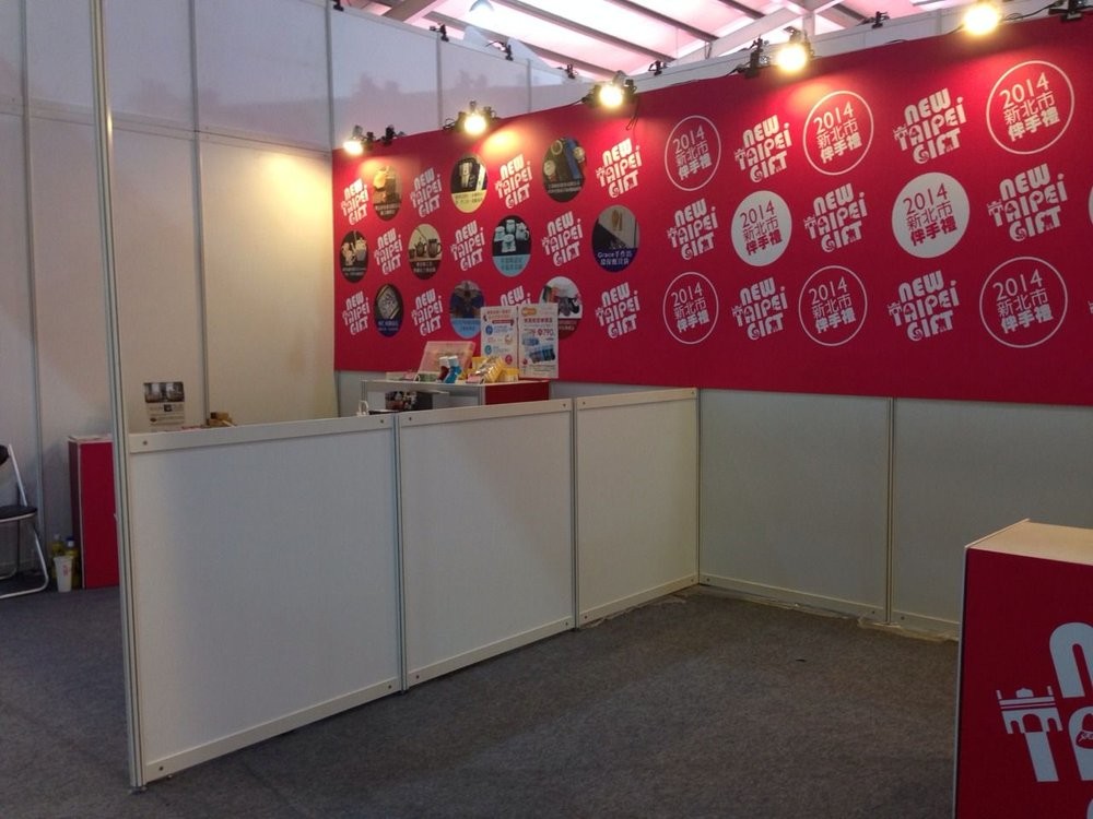 展覽隔板組成的攤位展示區
