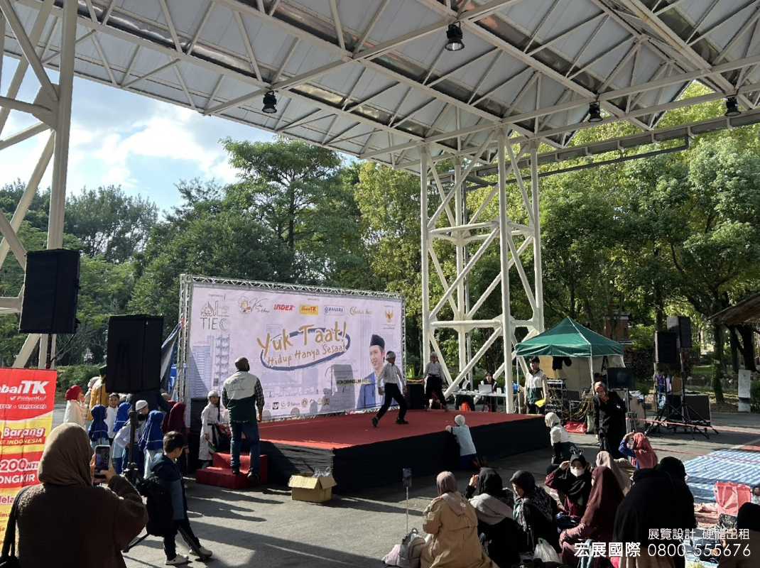 戶外TRUSS棚架舞台表演與觀眾,宏展國際表演節目與活動佈置